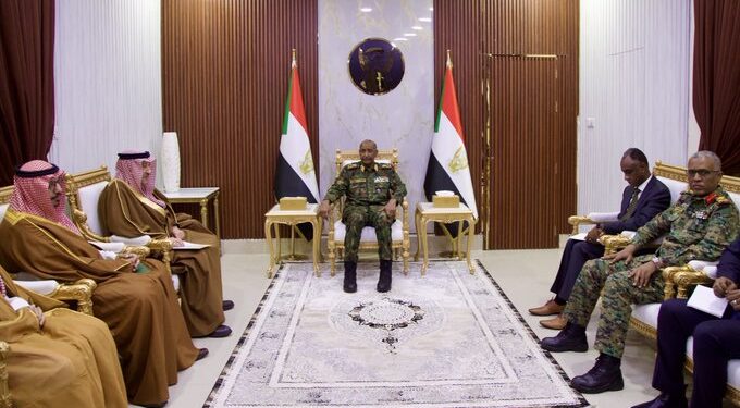 البرهان يستقبل الوفد السعودي