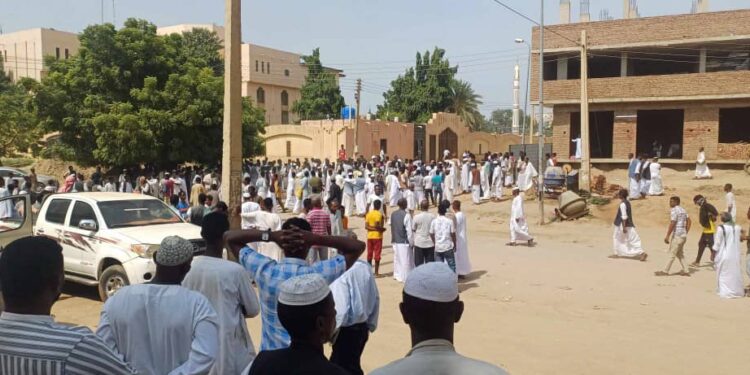 عاجل: إغلاق الشارع المؤدي لمباني جهاز الامن بوسط كسلا تصعيدا لمقتل محمد نور من قبل عصابات جهاز أمن الكيزان