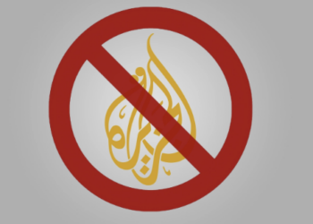 في الوقت الذي يتداعي ويتنادي فيه العالم ويشكل تحالف دولي وإقليمي كبير لإيقاف نزيف الدم والحرب في السودان وإنقاذ أرواح السودانيين من الموت بالمجاعة والمرض ونقص الغذاء والدواء ، ويدفع العالم بثقله لإيصال المساعدات الإنسانية والإعانات لإنقاذ حياة السودانيين وبذل جهود كبيرة لإيقاف الحرب وبالتالى إيقاف الموت الذي يهدد الآلاف من السودانيين يوميا وبعد رفض الجيش وعناصره الإسلامية بالسودان الذهاب للمفاوضات من أجل إيقاف هذه الحرب هذه العناصر التي احترفت الموت والعيش في ظلال العنف والوصول إلى السلطة عبر التطرف وعن طريق فوهات البنادق ، في هذا الوضع المأساوي تعمل قناة الجزيرة بنقل صورة غير حقيقية عن جرائم الحرب المرتكبة بواسطة طيران الجيش وهي تصف قصف الطيران الذي يستهدف المدنيين الأبرياء في القري والأحياء السكنية الخالية من الدعم السريع بأنه قصف لمواقع و إرتكازات لقوات الدعم السريع وهذا منافي للحقيقة والواقع ويشهد عليه ذوي الضحايا قبل غيرهم بل أصبح السودانيين وكل العالم علي علم بأن الطيران يستهدف المواطنين العزل ، والفيديوهات مبذولة في الفضاء الإسفيري وهناك الكثير من القنوات المهنية صاحبة المصداقية التي تقدم الحقيقة للعالم بما يقوم به طيران الجيش من قتل ممنهج. نحن في مبادرة دارفور للعدالة والسلام نطالب قناة الجزيرة أن تلتزم بالمهنية والحياد ونقل الصورة الكاملة بكل صدق وأمانة وتجرد وأن تضم صوتها للإعلام العالمي الداعم لإيقاف الحرب ونزيف الدم في السودان والوقوف مع السودانيين في محنتهم وتشكيل تحالف دولي عريض بحظر الطيران والضغط لإيقاف هذه الحرب وهو خيار إنساني يجب على الجميع العمل من أجله . مبادرةدارفور للعدالة والسلام الخميس 12 سبتمبر 2024