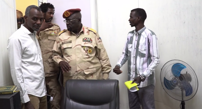 قائد الفرقة الثانية بولاية وسط دارفور يقف على طبيعة الأوضاع وسير العمل بإذاعة زالنجي