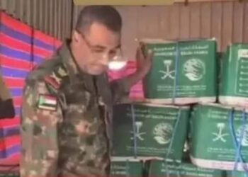 الجيش يسرق إغاثة متضرري السيول والأمطار ويوزعها على جنوده بالخرطوم 