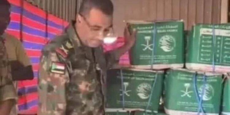 الجيش يسرق إغاثة متضرري السيول والأمطار ويوزعها على جنوده بالخرطوم