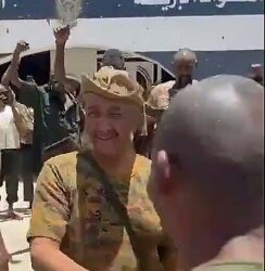 البرهان لحظة هروبه من القيادة متسللا