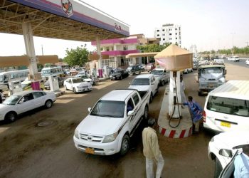 الوقود ..الصفوف تتمدد والحكومة تتفرج