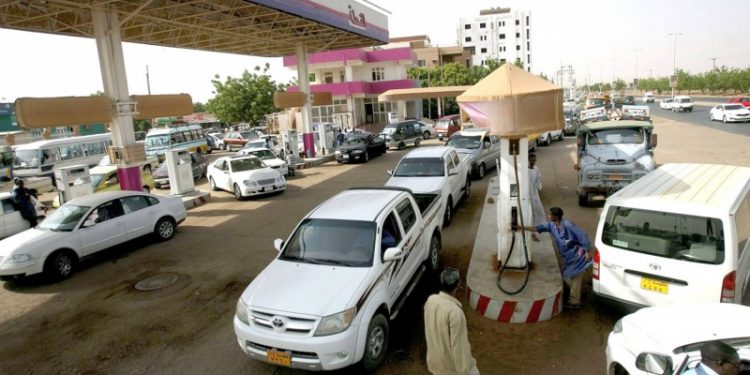 الوقود ..الصفوف تتمدد والحكومة تتفرج